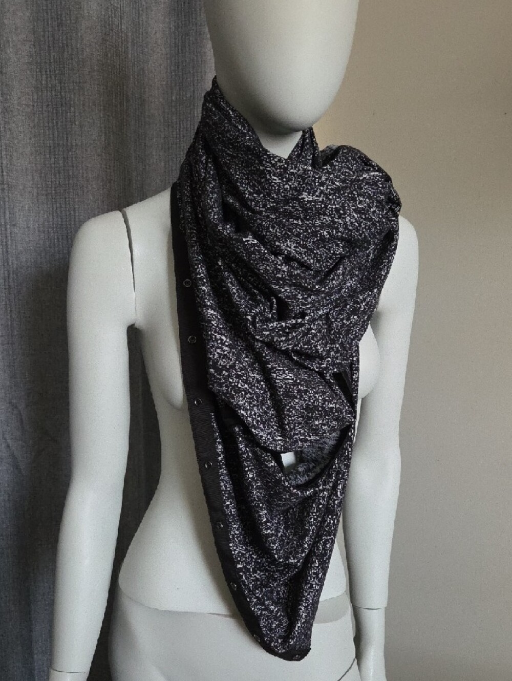 NWOT Lululemon Vinyasa Wrap Scarf Snaps & Arm Holes In Dark Heather Gray